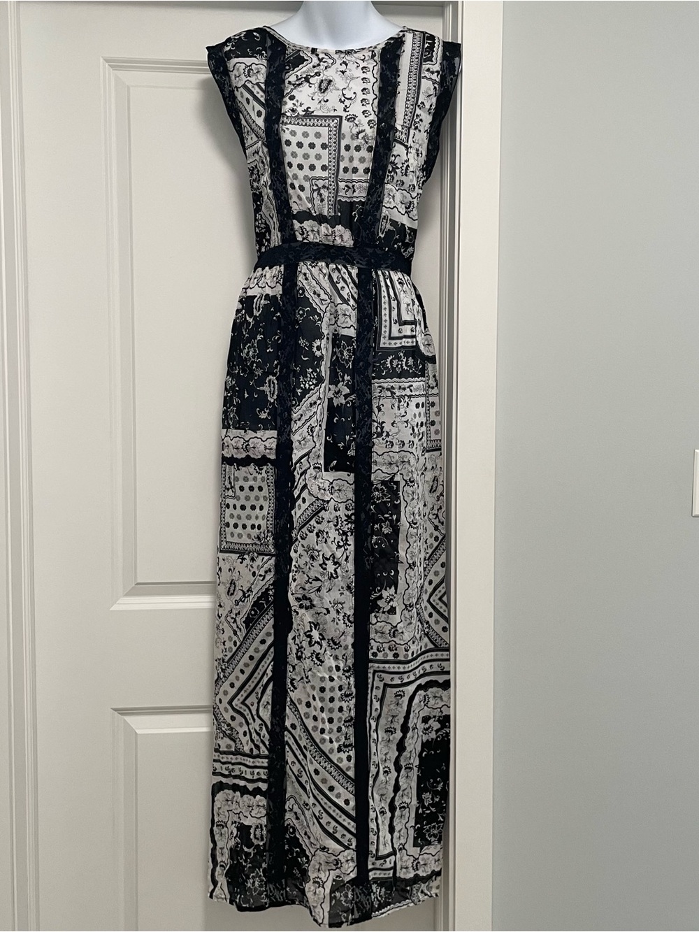 Sleeveless Black and White Printed Maxi Dress with Back Waist Tie